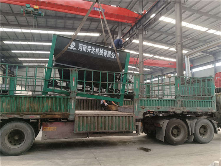 定量稱重自動包裝機(jī)，有機(jī)肥顆粒生產(chǎn)線設(shè)備發(fā)貨
