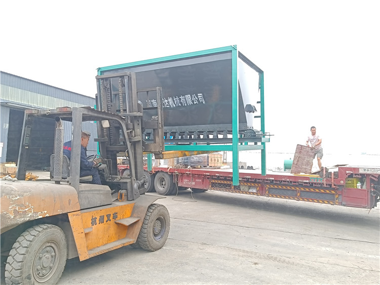 內(nèi)蒙客戶定制有機(jī)肥鏟車料倉，雙機(jī)粉碎機(jī)發(fā)貨現(xiàn)場